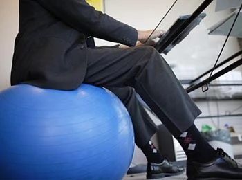 ده دلیل برای استفاده از توپ جیم بال (Gym Ball) به عنوان صندلی
