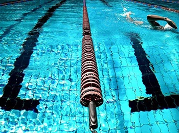 چرا شنا در استخر مکملی عالی برای ورزش باشگاهی است؟